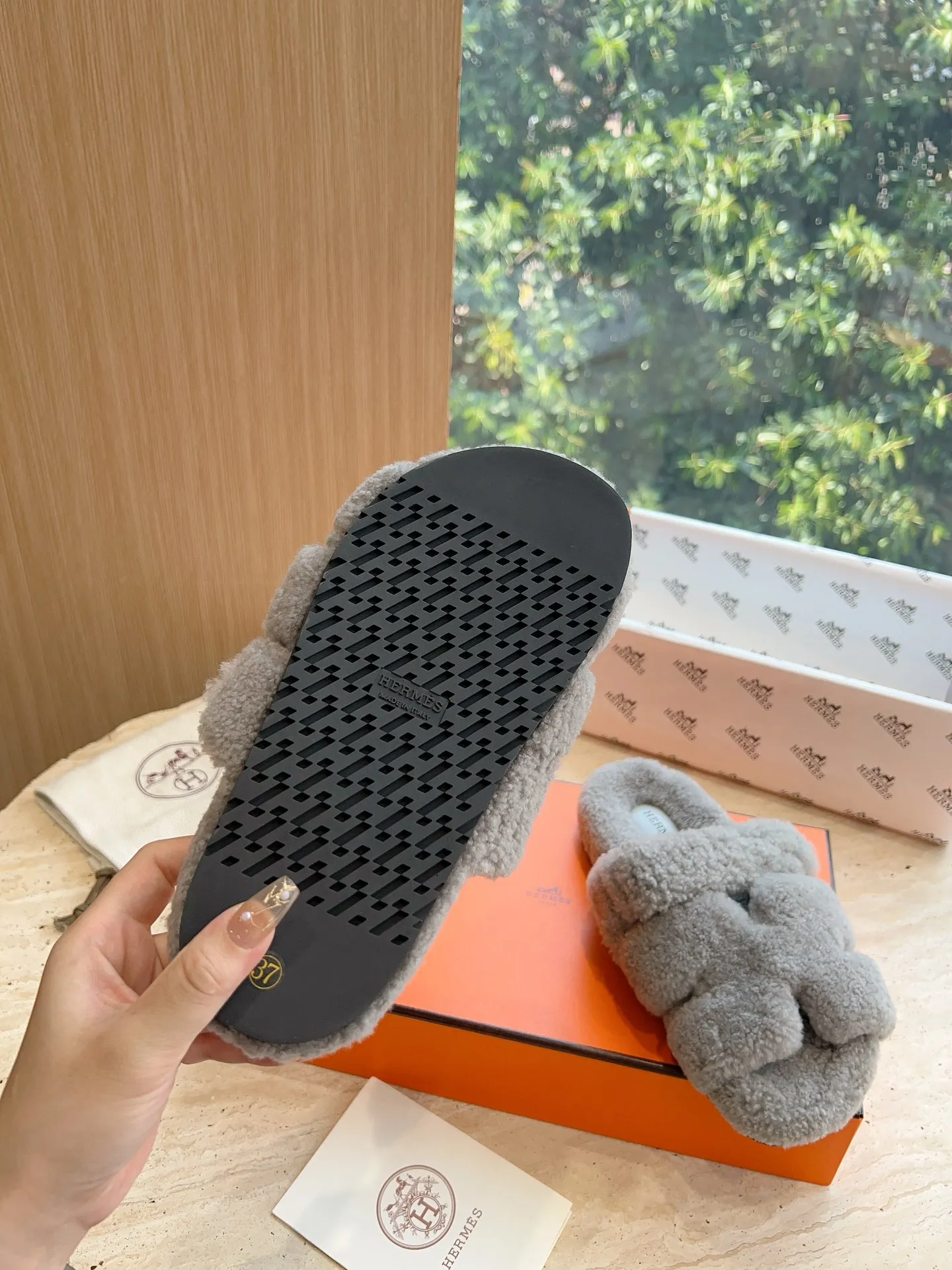 👟👟Ex-factory price 500👟👟 (Top version) Hermes Hermès Second Uncle Fur Slippers Can be made without standard: [Note: No standard needs to be customized] In 2024, the official website and Xiaohongshu will synchronize the latest color matching Hermès hot models, upgraded workmanship, high quality! Fashionable small wool H-slip autumn and winter style flat-soled wool mop. Fabric: Imported lamb's roll real wool. Lining: Imported lamb's roll real wool. Outsole: Genuine leather outsole. Size: 35-43, [Note: 41, 42, 43 customized]